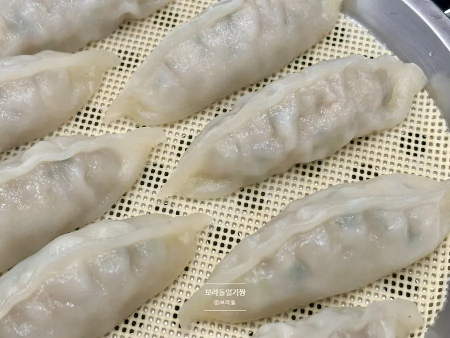 속이 꽉 찬 서면밀면 만두 단면