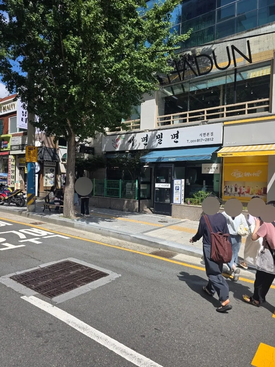 Interior de Seomyeon Milmyeon lleno de clientes