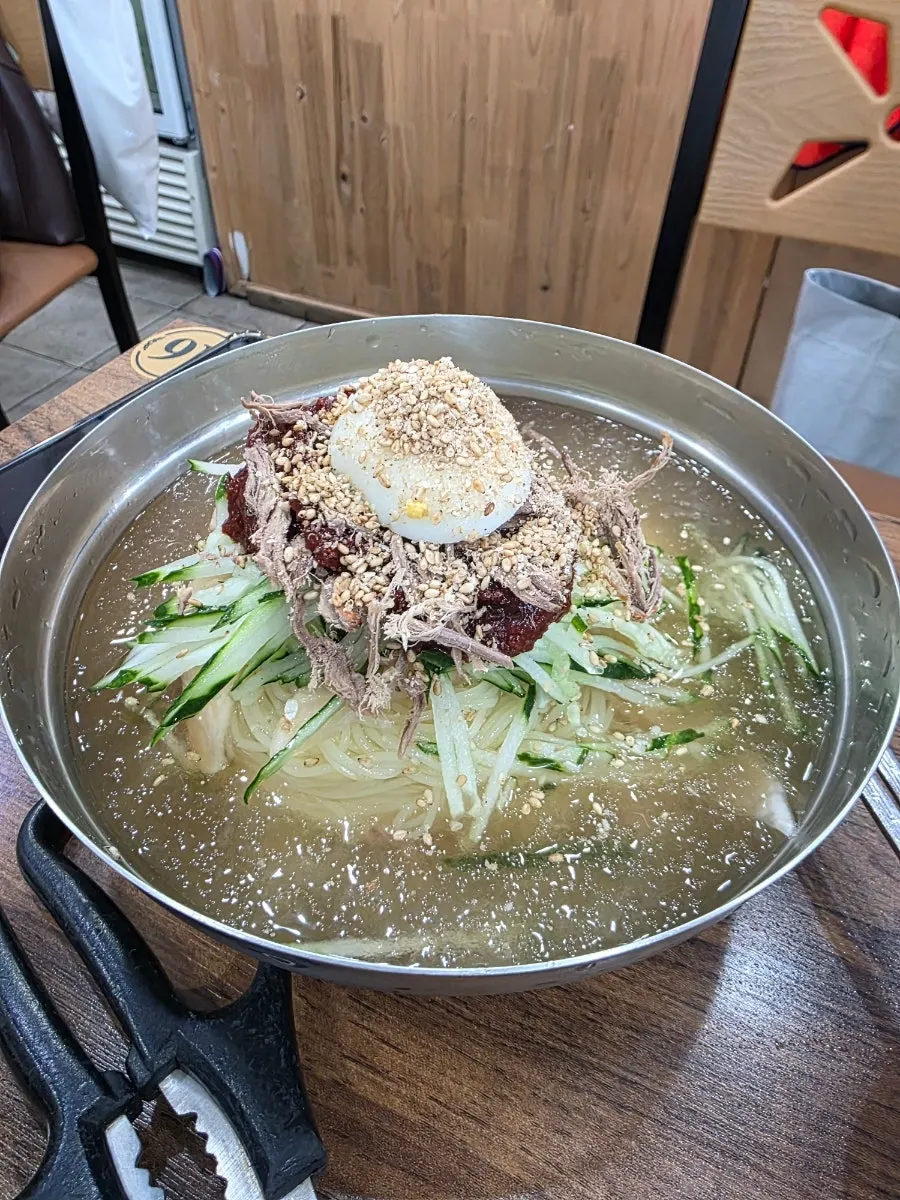 Cuchara con caldo de milmyeon de agua