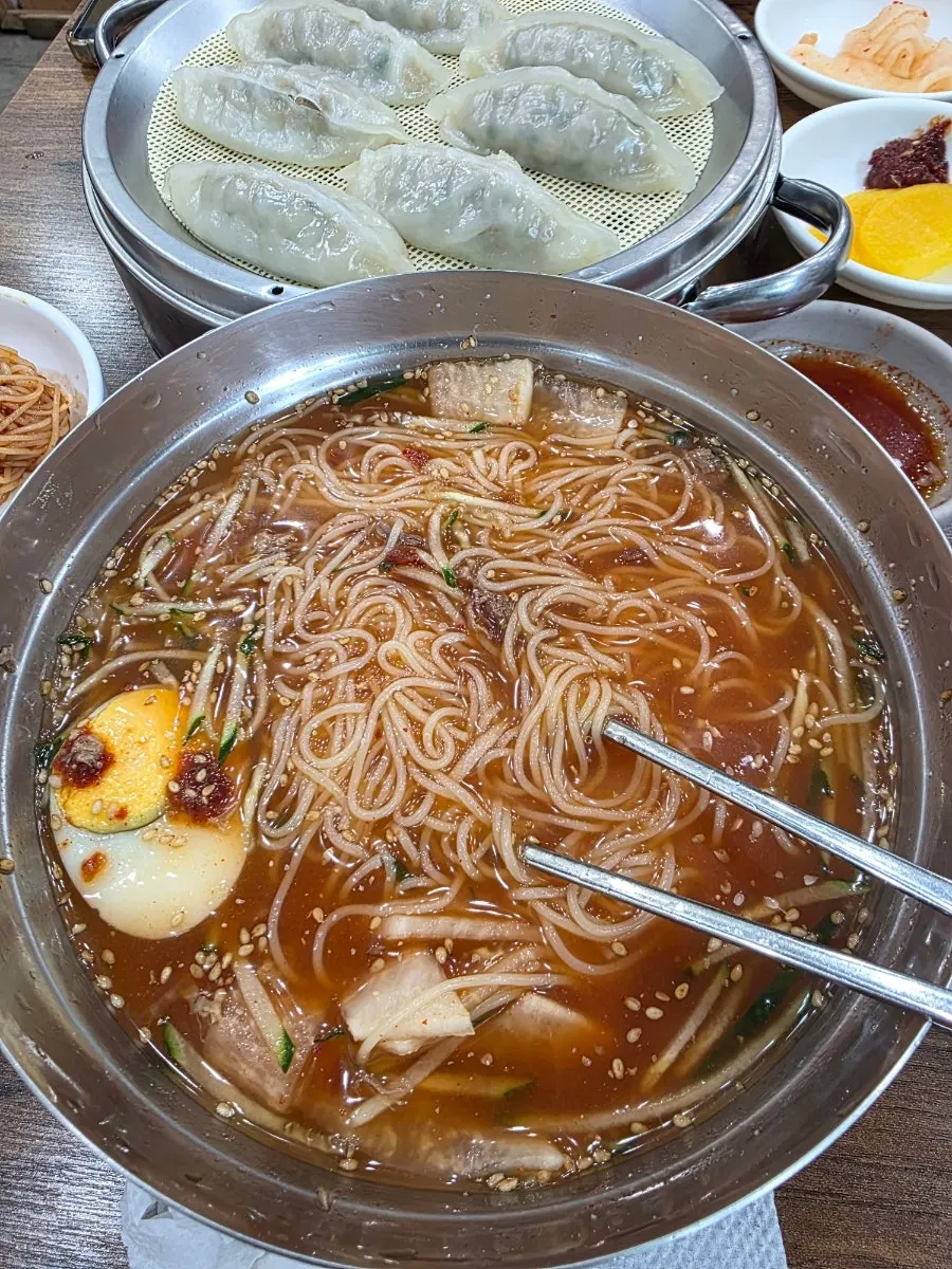 Fideos de milmyeon levantados con palillos