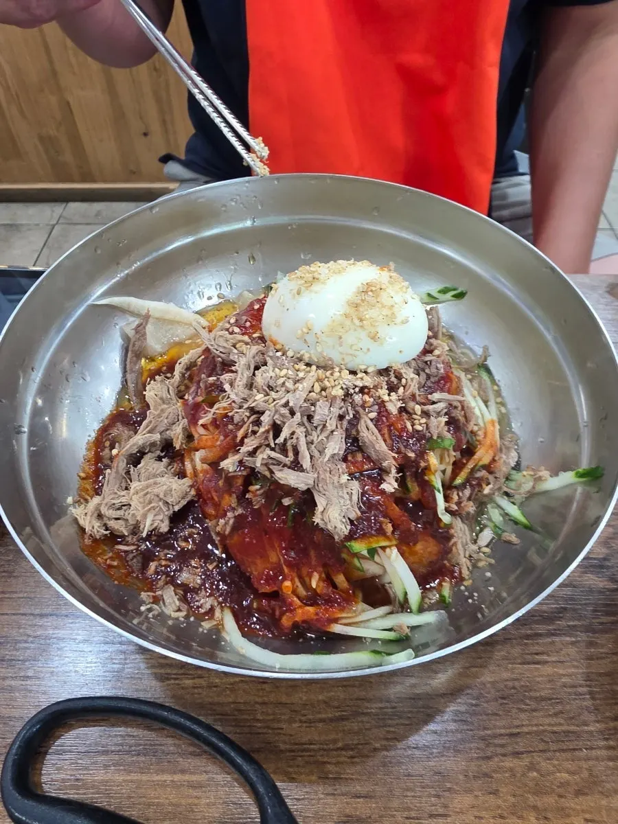 Bibim milmyeon con la salsa por encima