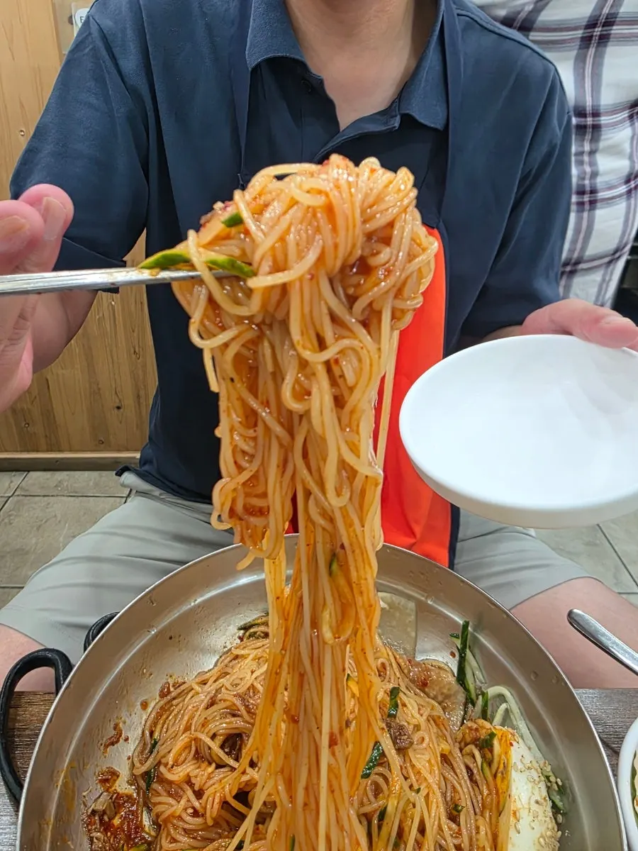 Caldo caliente servido junto al bibim milmyeon