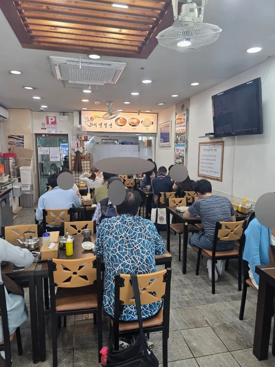 Ambiente entrañable del comedor de Seomyeon Milmyeon