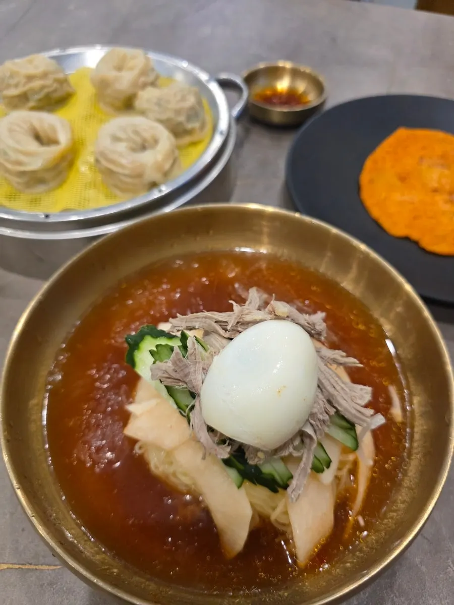 물비빔밀면과 만두, 전이 차려진 테이블