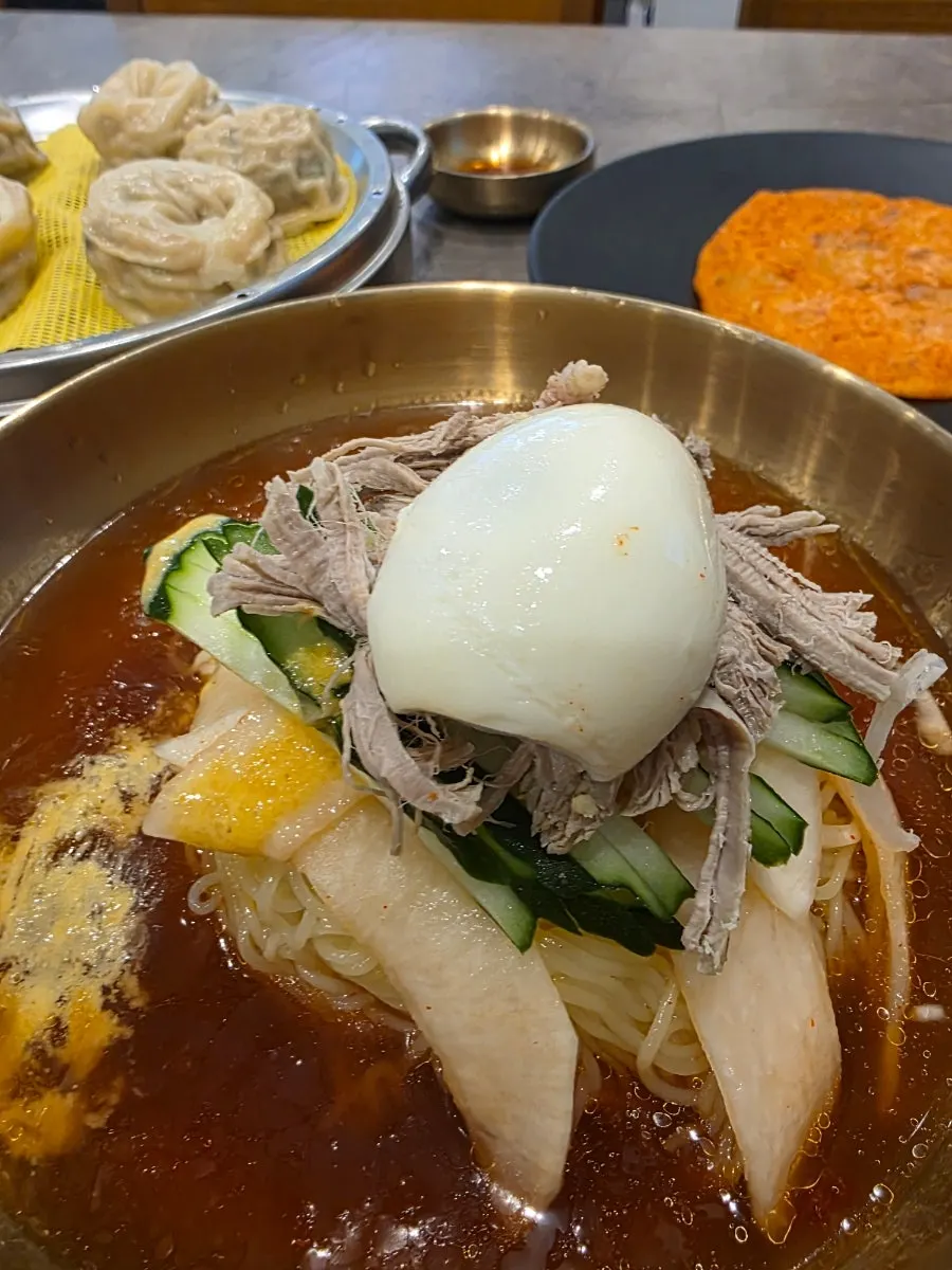 시원한 육수가 담긴 물비빔밀면 클로즈업