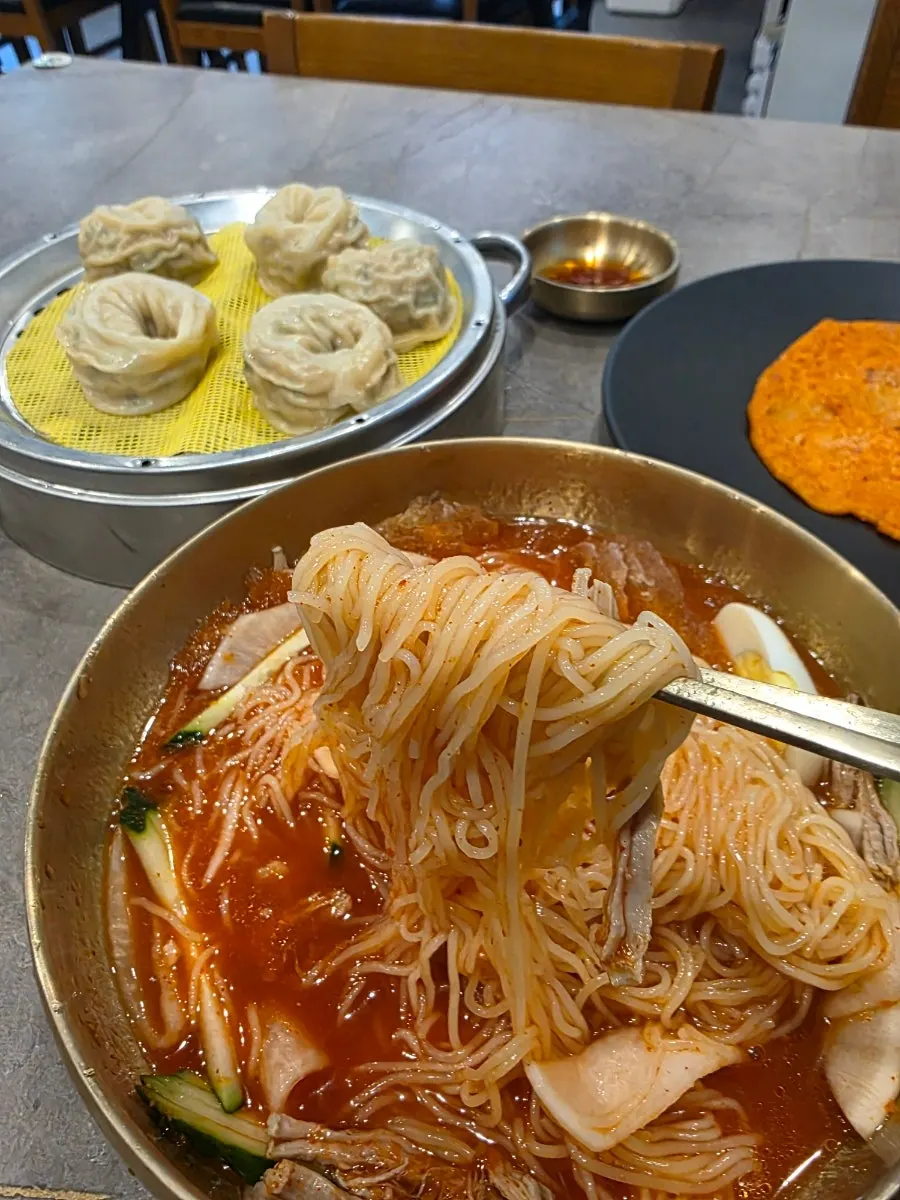 고기와 오이, 삶은 계란이 올라간 밀면