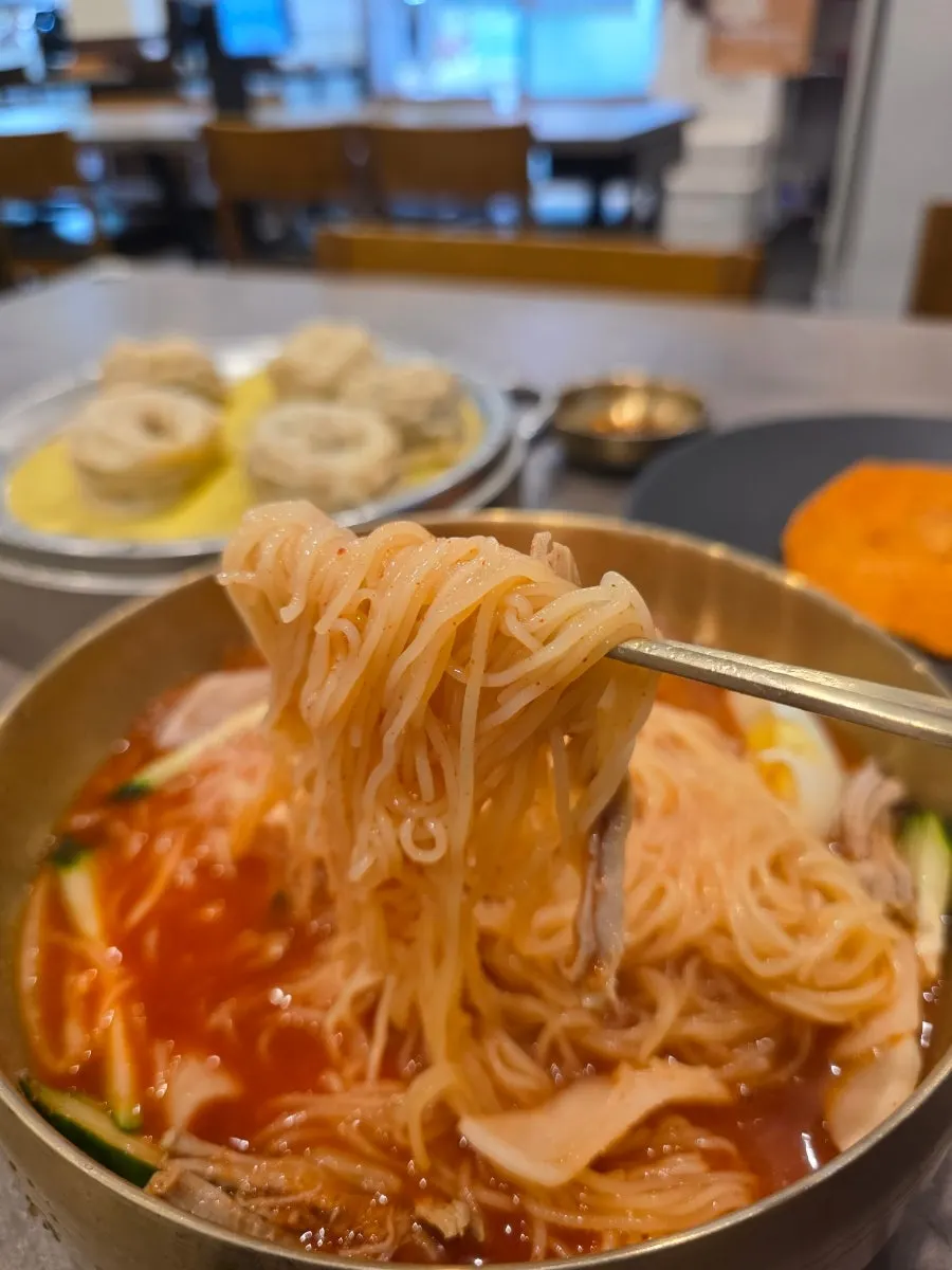 깔끔한 육수의 밀면 한 그릇