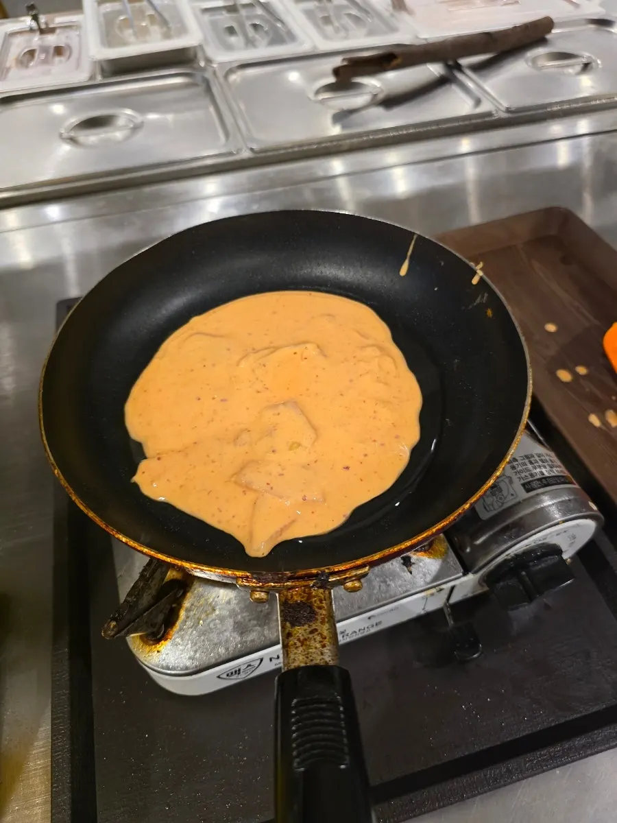 셀프바에서 얇게 부쳐 낸 김치전