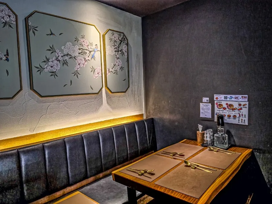 Regular seating inside Sanbandeul