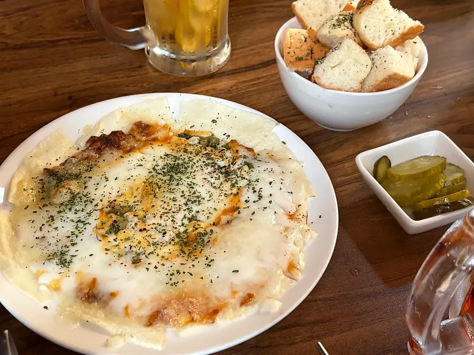 Tortilla pizza and dinner rolls included in the set