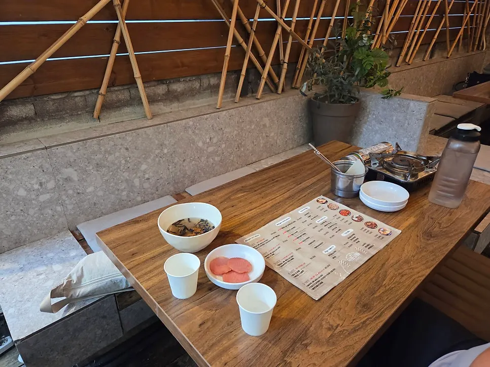 대나무와 돌좌석 조합의 목화실비 자리