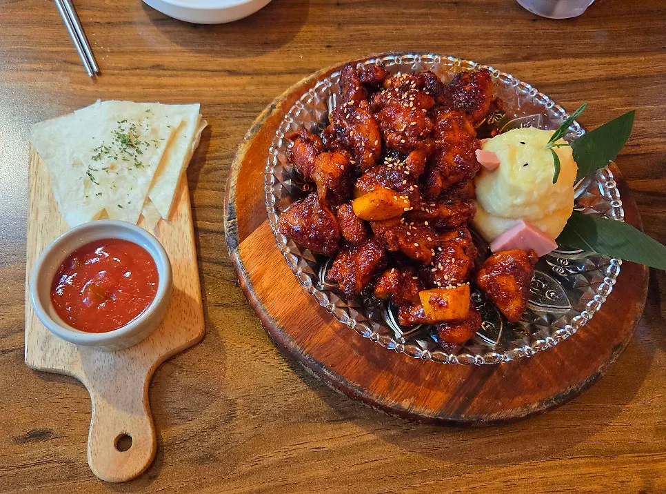 목화실비 또띠아닭갈비 한 상