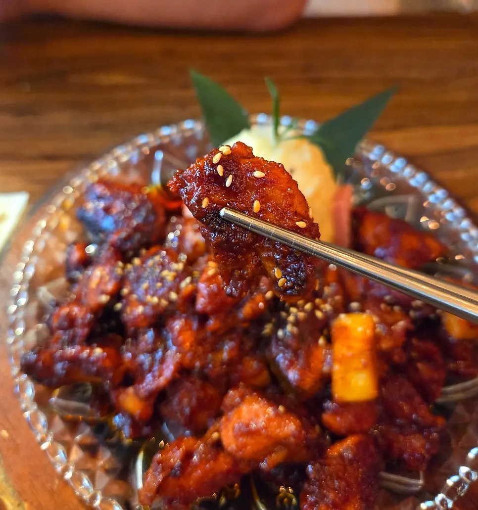 꾸덕한 양념의 닭갈비 한 점