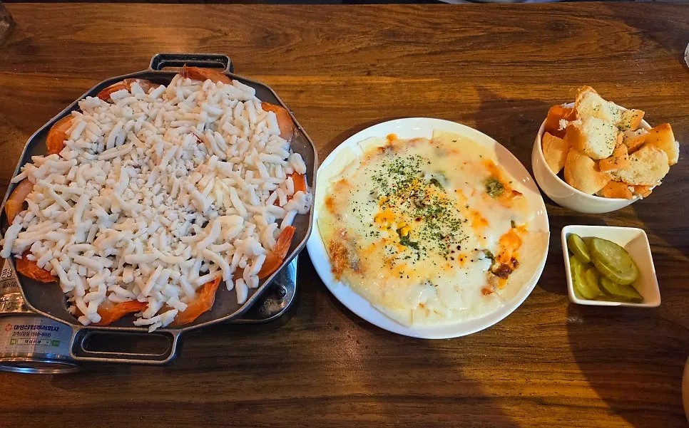 크림치즈새우퐁듀와 또띠아피자, 모닝빵 구성