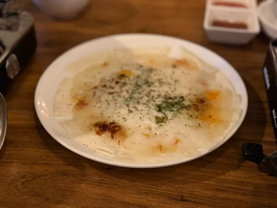 Tortilla pizza served alongside the fondue