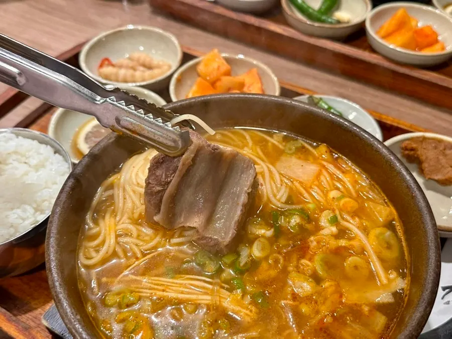 Medium noodles and beef rib meat in galbitang