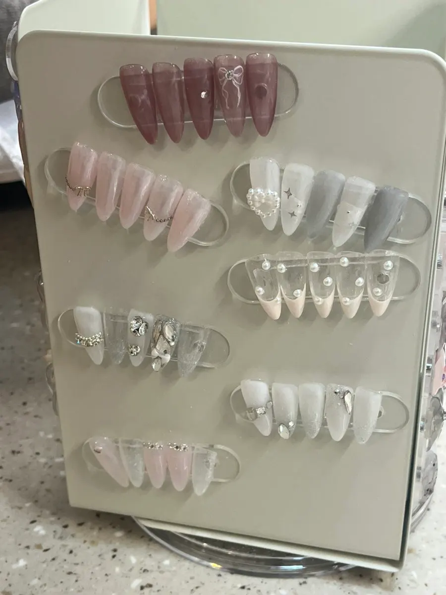 연장 팁에 올려진 네일 아트 샘플