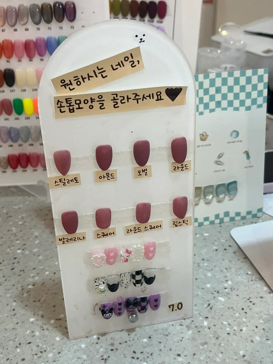 꼼꼼하게 진행되는 네일 케어 과정
