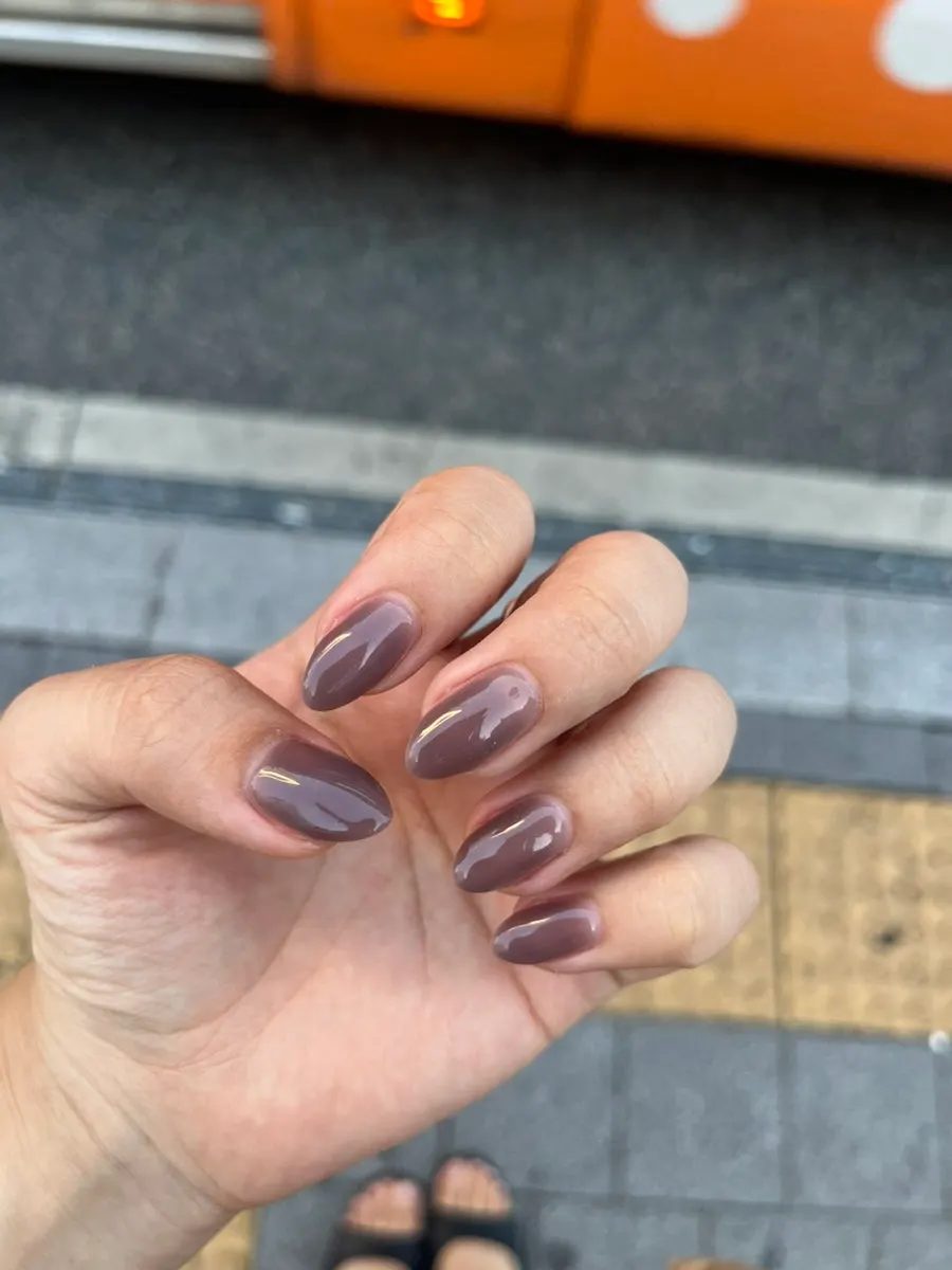 완성된 초콜릿빛 브라운 스틸레토 네일
