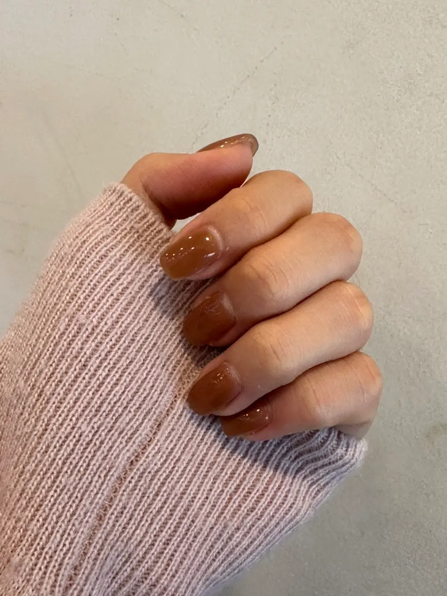 One-color nails with a neatly cleaned cuticle line