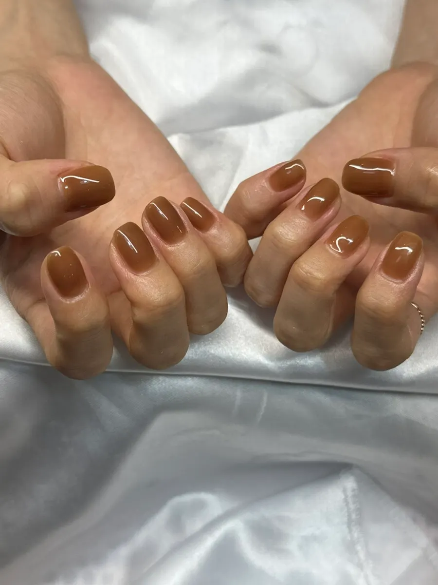 Easy-to-wear brown one-color nails for daily use