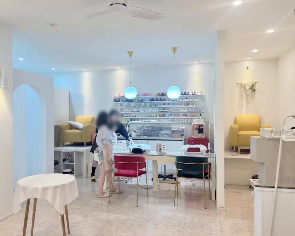 Interior of Jsu Beauty decorated in white tones