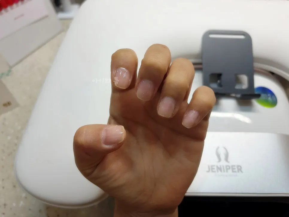 기존 네일 제거 후 짧게 정리한 손톱