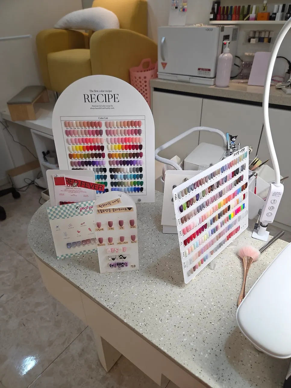 Display of magnetic gel color samples