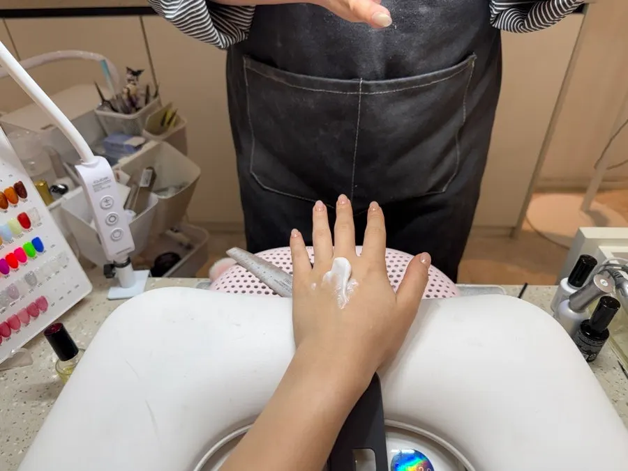 Glossy nude pink one-color nails
