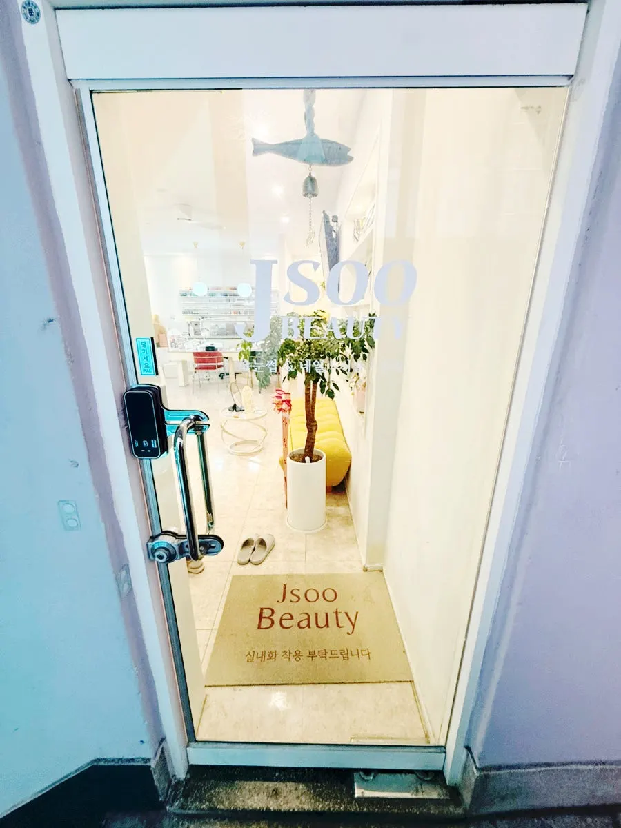 Bright, cheerful entrance atmosphere