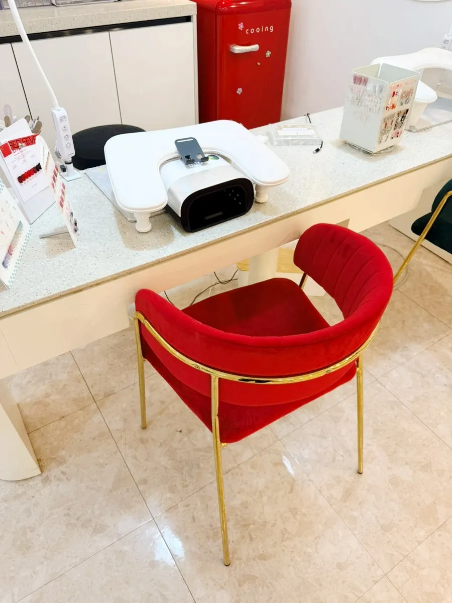 Treatment seat with soft-colored chairs