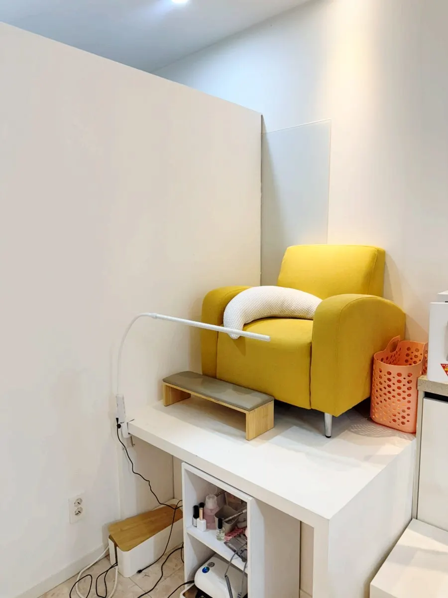Tidy nail and lash treatment space