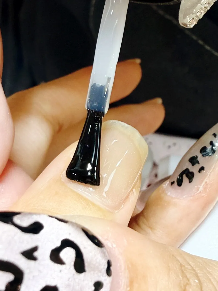Checking the light grain of the magnetic gel with a magnet