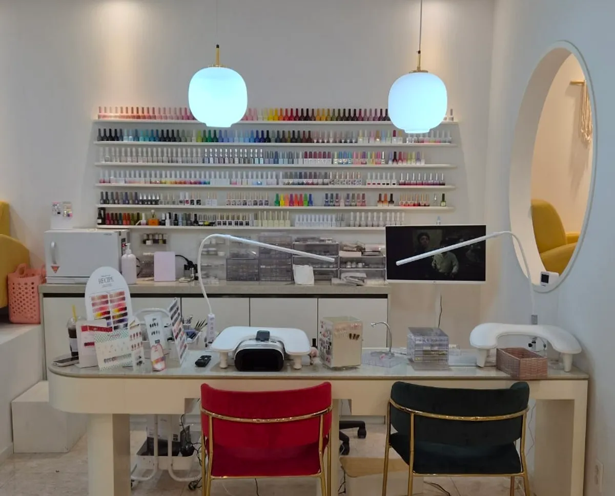 Interior area with the lash treatment bed in the back