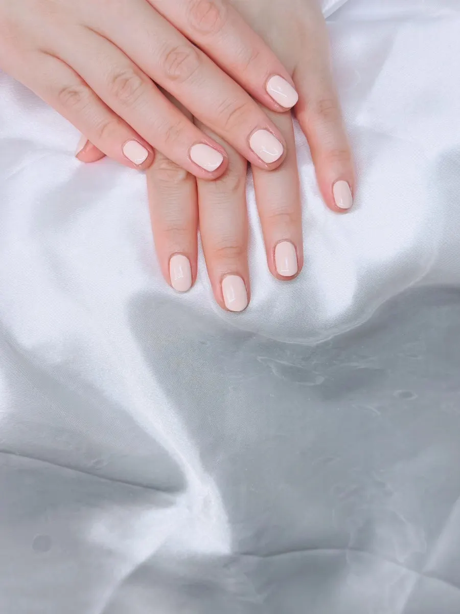 밝은 조명 아래 핑크베이지 네일