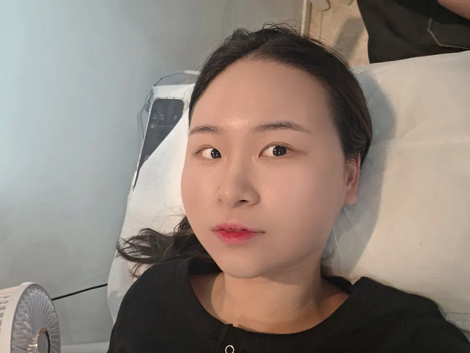Consultation for natural eyelash extensions