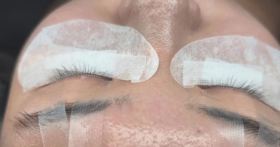 Treatment adding volume to the right eyelashes