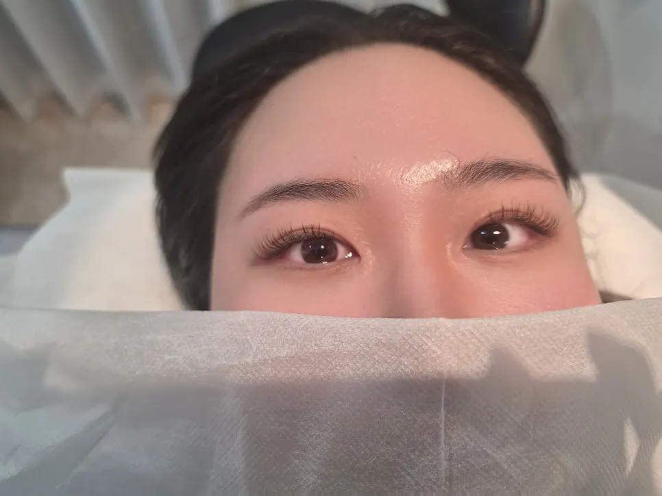 Eyelashes balanced between the left and right sides
