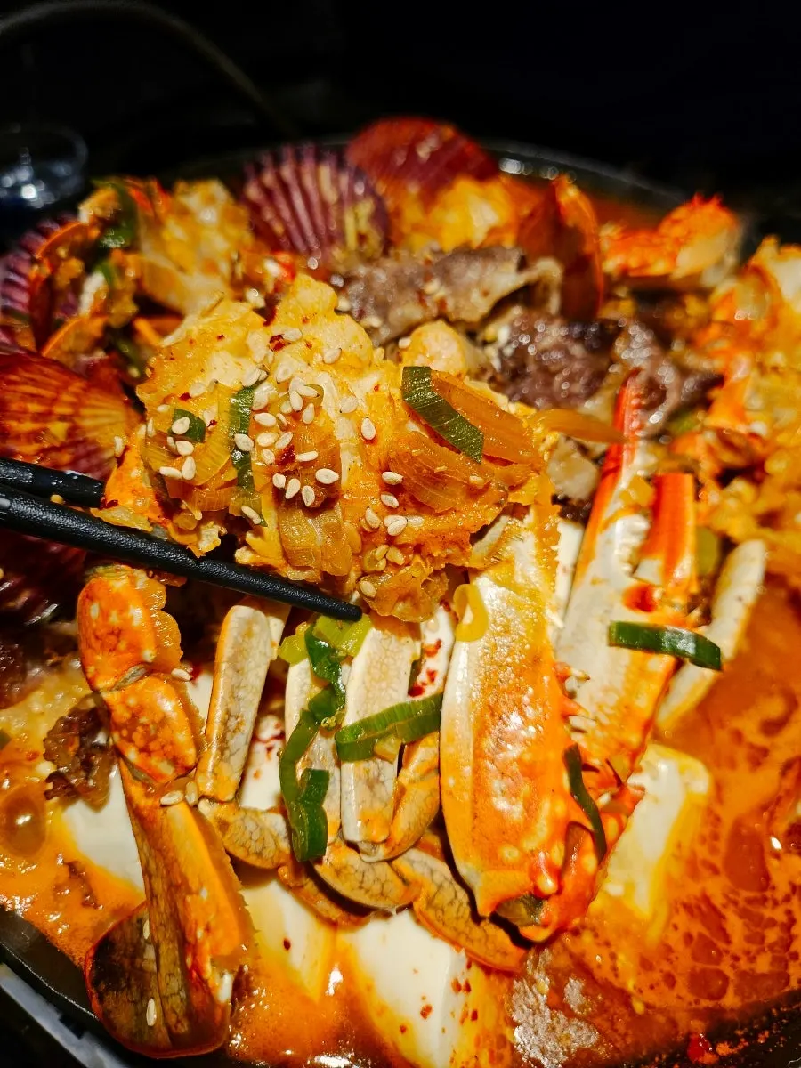 Plump blue crab and scallops in the hot pot