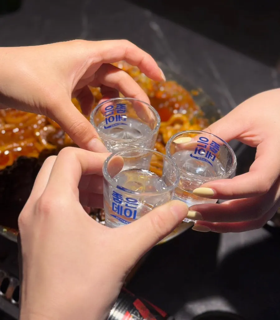 마요네즈에 찍어 먹는 매운 닭발