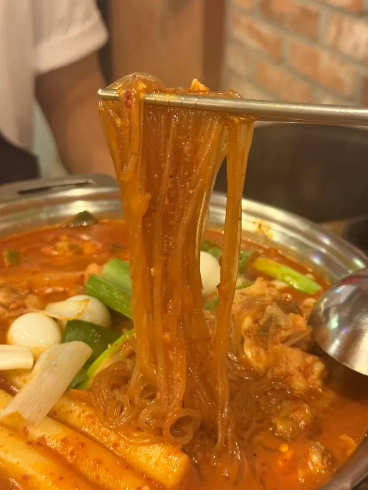 Close-up of the dakdoritang broth after it deepened