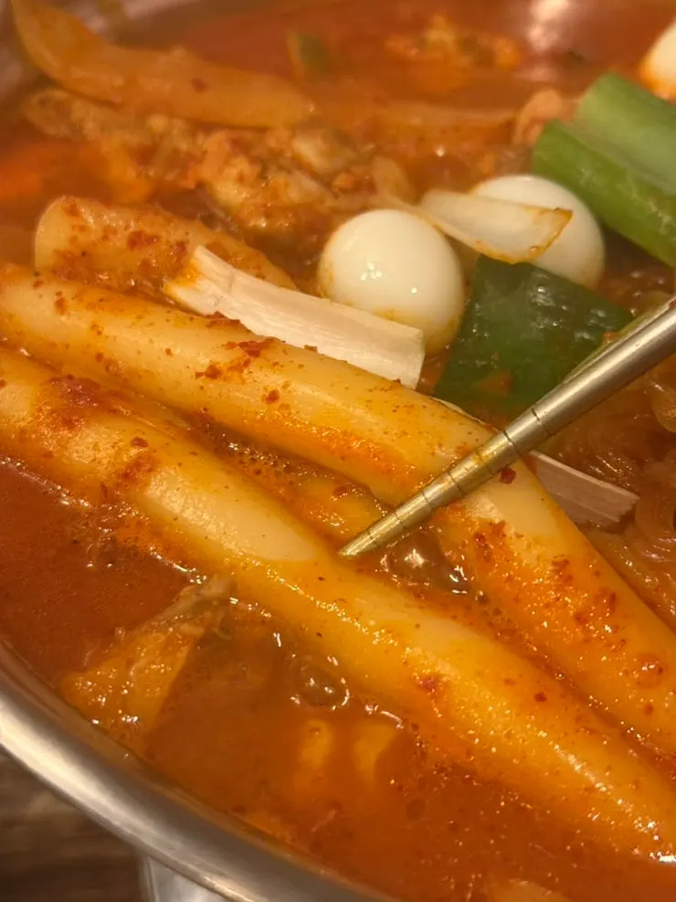 Picking up a generous serving of glass noodles