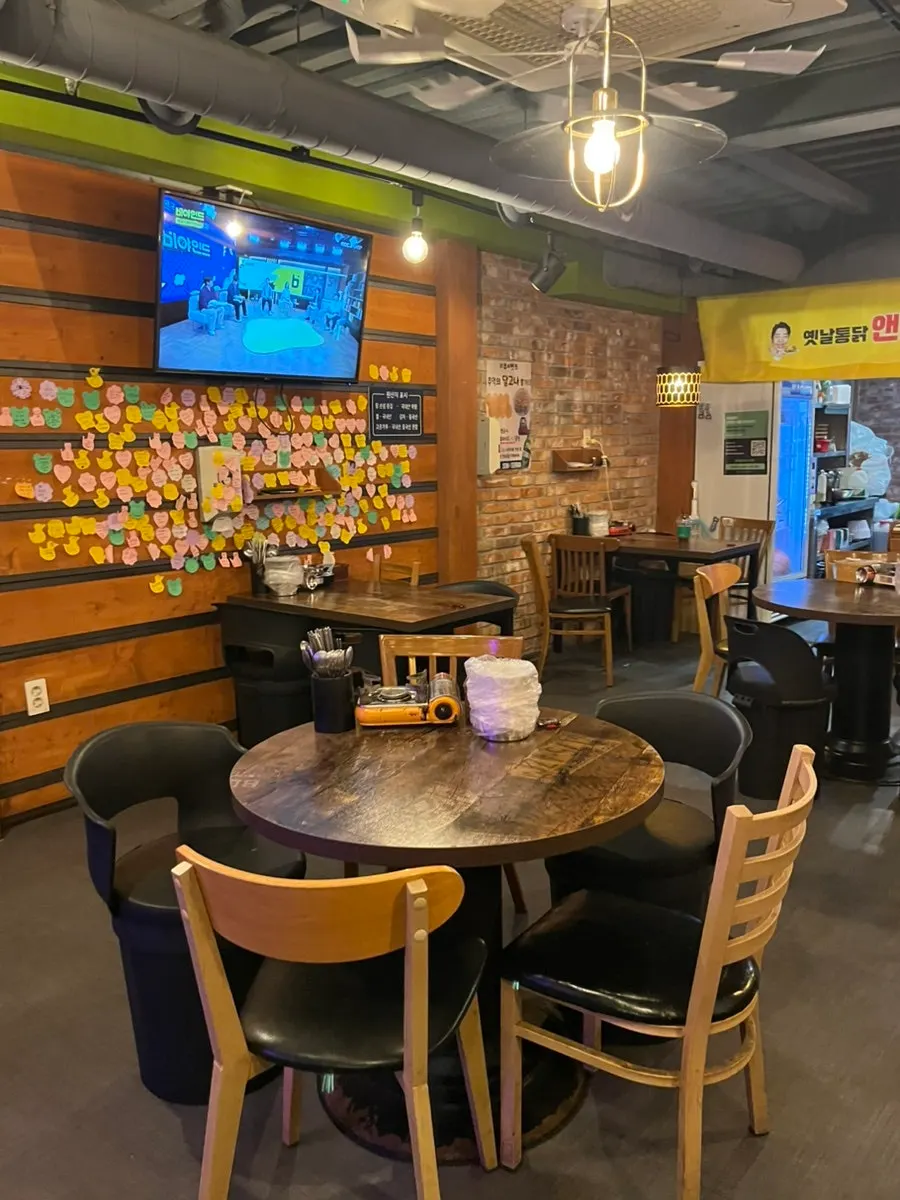 Interior of Yetnal Tongdak & Tang Seomyeon Branch