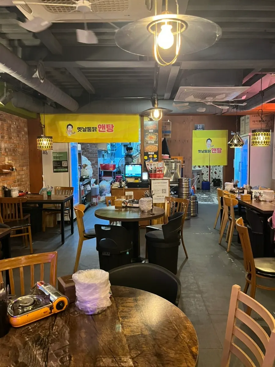 Local-feel interior at Yetnal Tongdak & Tang Seomyeon Branch