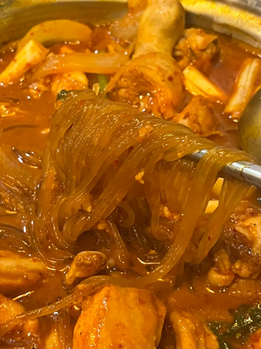 Finely cut chicken pieces cooked in the stew