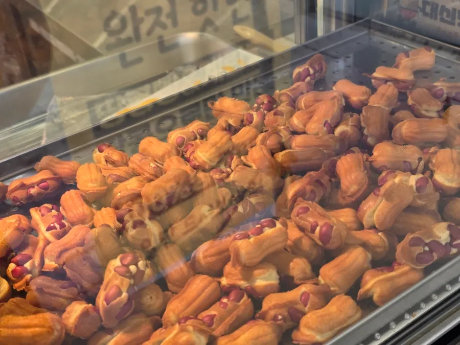 진열대에 가득 담긴 따뜻한 땅콩빵