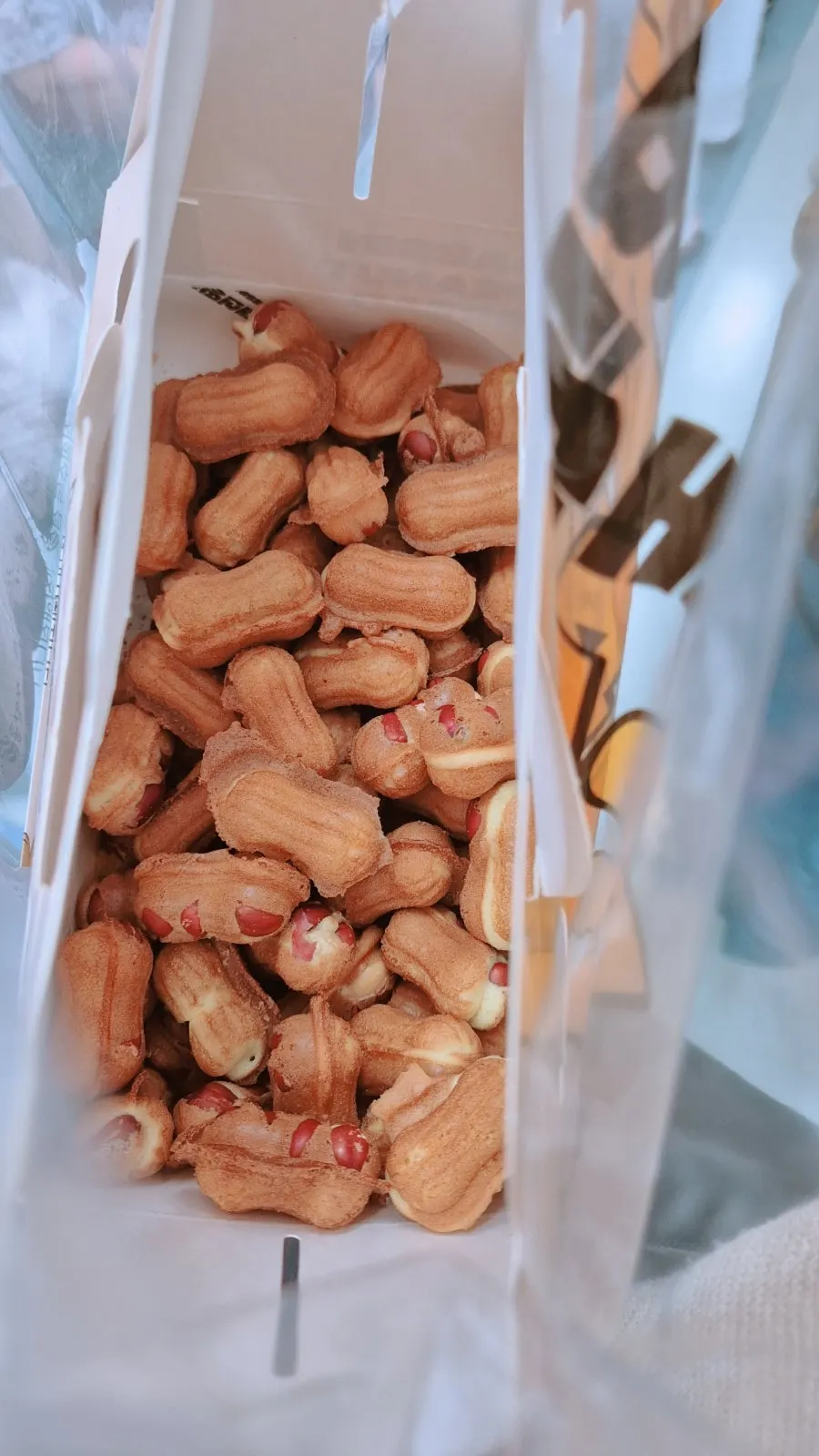 통땅콩이 박힌 땅콩빵 클로즈업