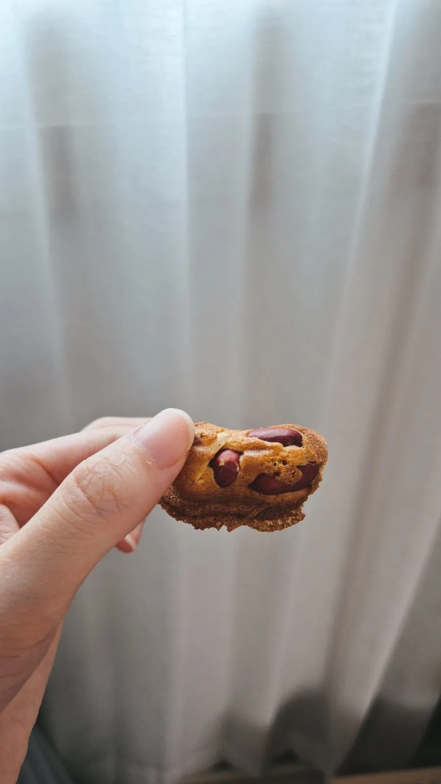 손에 들고 먹는 갓 구운 땅콩빵