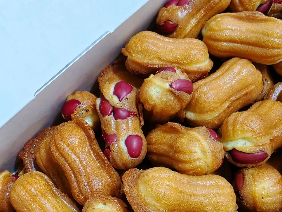 An 80-piece peanut bread snack assortment