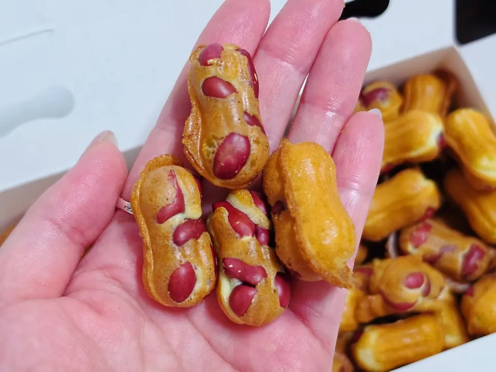 Bite-size peanut bread filled with peanuts